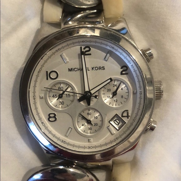 Michael Kors “Bone” and Solver Twist Watch - Picture 3 of 3